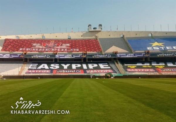 عکس، 4 ساعت مانده به آغاز دربی 97؛ استقلال تبلیغات محیطی را عکس، 4 ساعت مانده به شروع دربی 97؛ استقلال تبلیغات محیطی را در دست گرفت، طرفداران سرخابی پشت در ورزشگاه آزادی