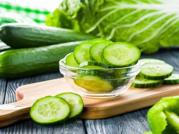 7 دلیل شگفت انگیز و قانع کننده برای مصرف مداوم خیار 7 علت شگفت انگیز و قانع کننده برای مصرف مداوم خیار