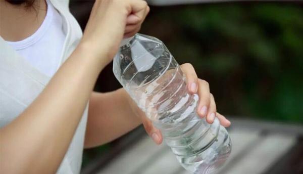 استفاده دوباره از بطری های آب خطرناک است؟ استفاده دوباره از بطری های آب خطرناک است؟